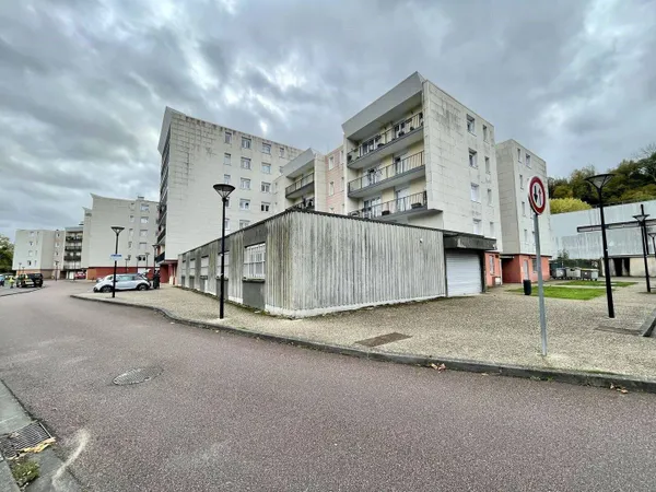 Local d'activité 724 m² 