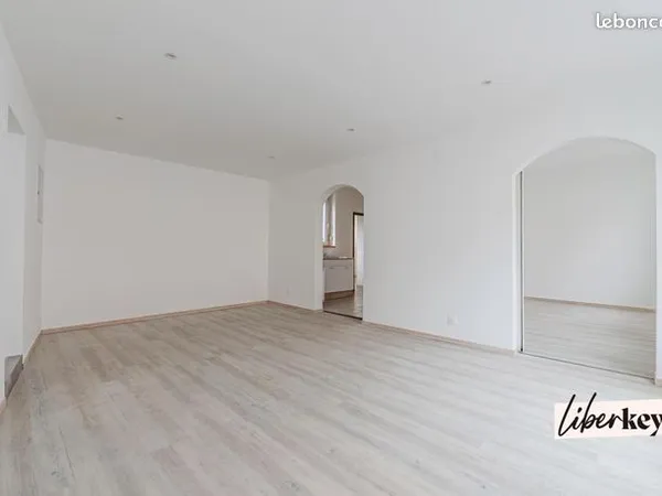 Local professionnel 4 pièces 74 m² 