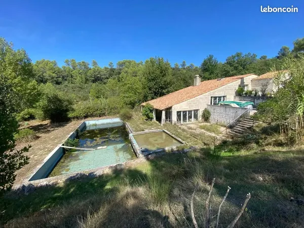 Maison avec terrain ,piscine et annexes à rénover 