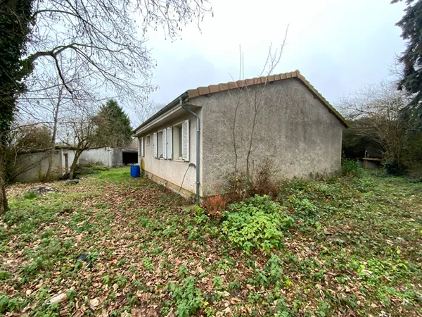 PERREUIL - Pavillon plain pied à rénover de 103 m² hab. (3 chambres) avec garages et dépendance 