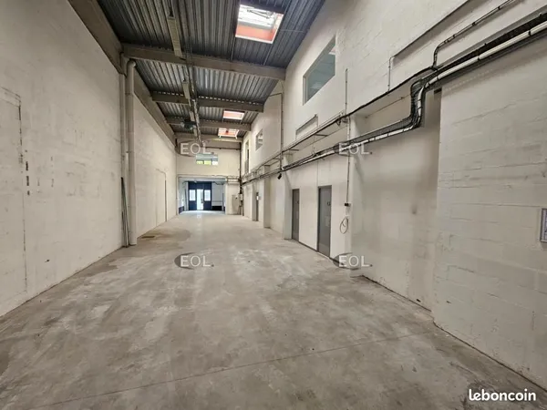Local d'activité 639 m² 