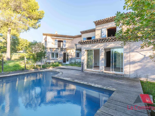 PROPRIETE EGUILLES - AVEC PISCINE ET GARAGE DANS UN ENVIRONN 