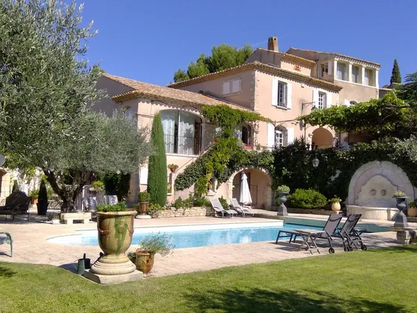 Vends maison 356m² Vaison-la-Romaine, jardin paysagé, piscine, appartement indépendant 56m², 