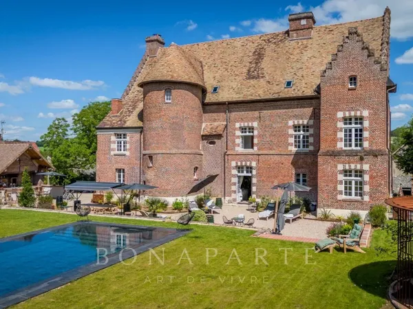 Manoir du XVIe et ses communs 