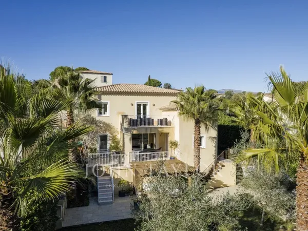 Maison contemporaine à 7 minutes à pied du village de Valbonne 