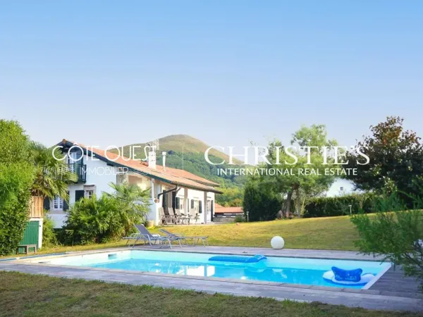 À vendre Ascain - Maison de caractère avec piscine au coeur du vi 