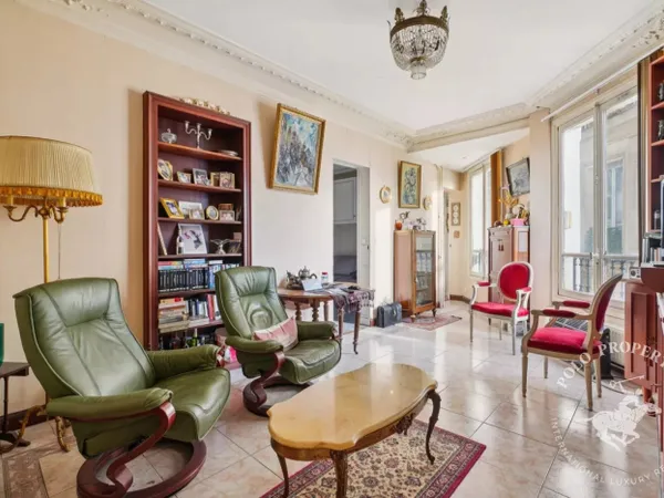 Appartement en étage élevé avec balcon - Faubourg-Montmartre 