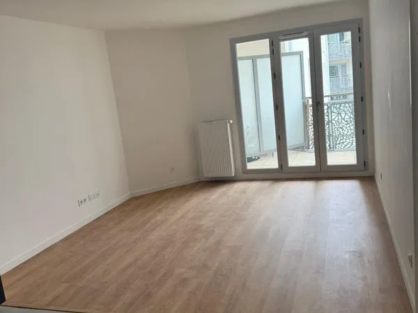 À LOUER - Appartement 2 pièces avec balcon, cave et parking 