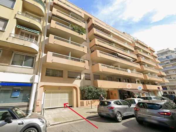NICE RIQUIER / LE PORT - Garage fermé en 1er sous-sol d'une 