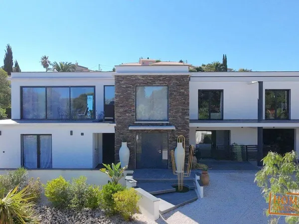 Villa 9 pièces 306 m² 