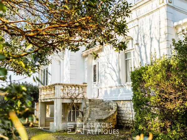 Villa fin XIXème et son parc à proximité immédiate de la mer 
