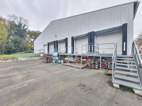 ENTREPOT ET BUREAU 1200 M² A LOUER 