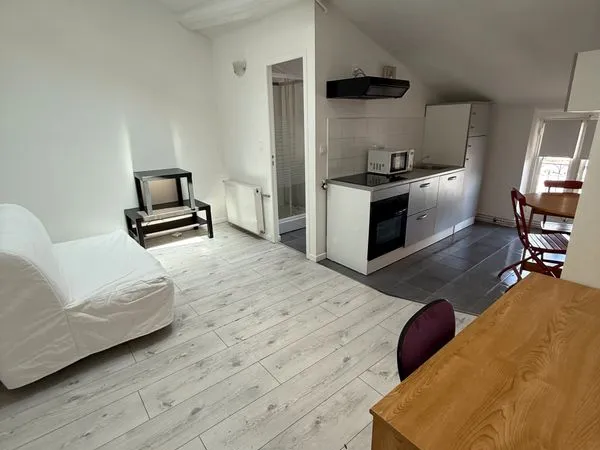 À louer T2 meublé de 34 m² situé rue de Champagne à deux pas du centre commercial Centre 2 