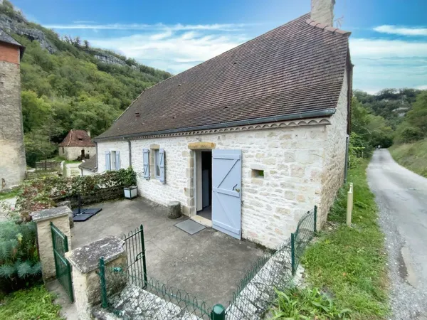 A vendre Rocamadour, maison T4 en pierre entièrement restaurée, terrain 2 513 m² bordé par 