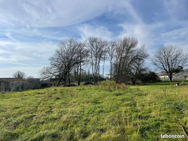 Terrain 1 095 m² Pugnac 