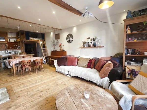GRAND T4 AVEC STUDIO COIN NUIT ET SES DEUX GRENIERS A RENOVE 
