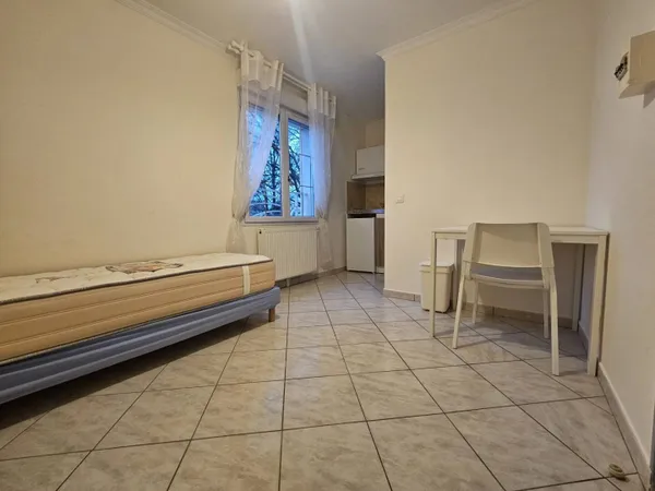 Studio 1 pièce 14 m² 