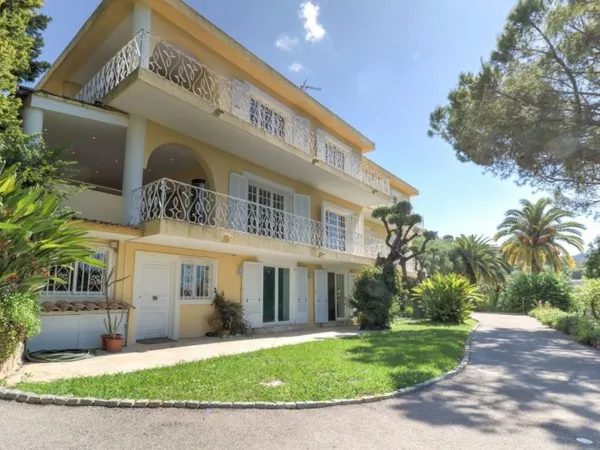 Superbe Maison de Maître avec Piscine et un Sublime Jardin Luxuriant !!!