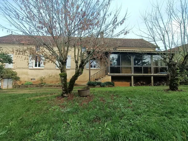 Grande maison à louer avec 5 pièces à Proissans (24) 