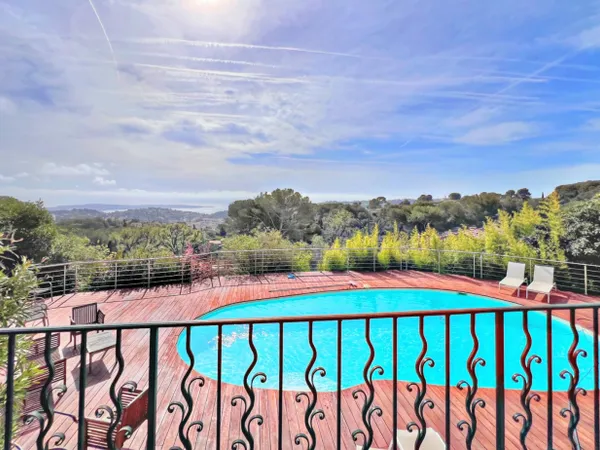 Villa vue mer panoramique avec une piscine 