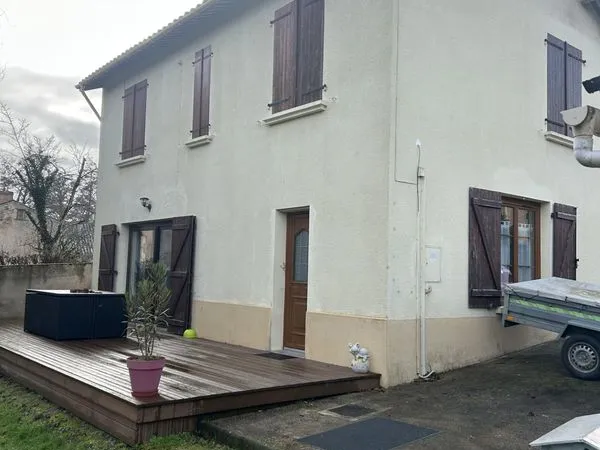 Maison à louer dans le bourg de Lessac 