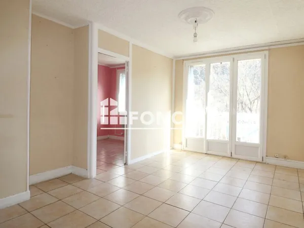 Le Péage de Vizille, au 2eme étage, appartement de type T4 de 62,77 m2, composé de entrée, 