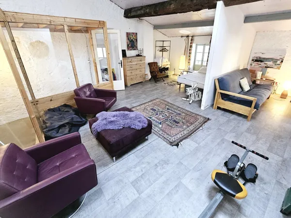Studio de style loft avec grand garage/atelier. 