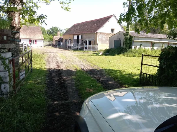 Maison+834m2 de dépendances+2,5ha+boxes chevaux+carrière 