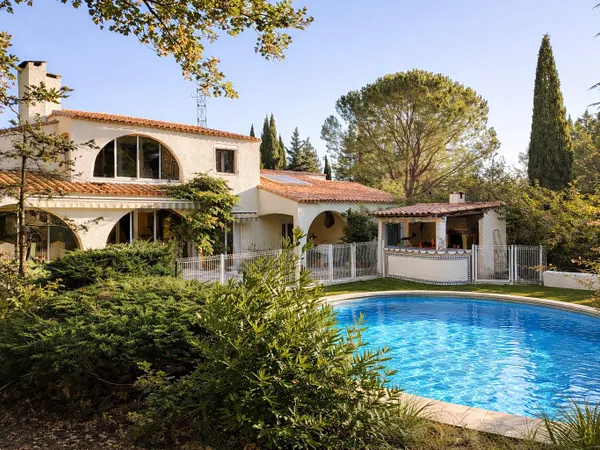 Maison type 8 de 298m2 habitable sur une parcelle privative 