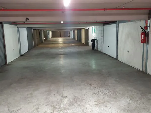 Box fermé parking auto / Moto 