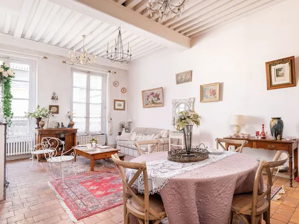 Appartement de charme 4 pièces -140.30 m2 - 4ème étage avec ascenseur 