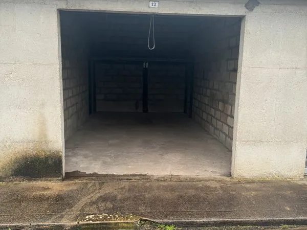A louer garage 20m2 avec porte metallique 