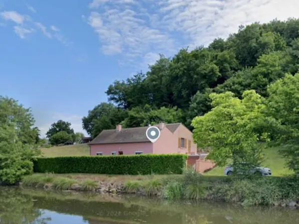 Maison confortable en bordure du canal du Centre avec vue sur la campagne, idéale pour les amoureux 