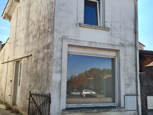 Local commercial excellent emplacement 