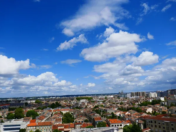 Bordeaux Croix Blanche Bel appartement avec deux chambres avec balcon ascenseur cave 