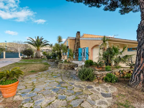 BELLE VILLA SUR UN BEAU ET GRAND TERRAIN PLAT 