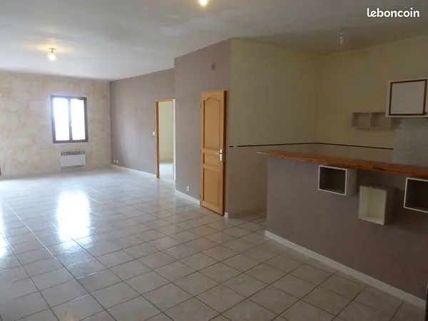 Grasse Ste Lorette loue grand 2P de ~80m2, calme , TBE , parking 