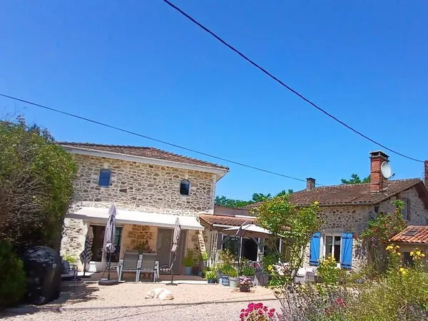 Maison de caractère en pierre avec piscine dépendances et garage à vendre dans un village de 
