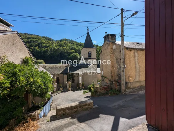 Maison de village à rénover avec grand grenier à aménager. 