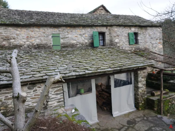 Maison en pierre, rivière et eau de source 