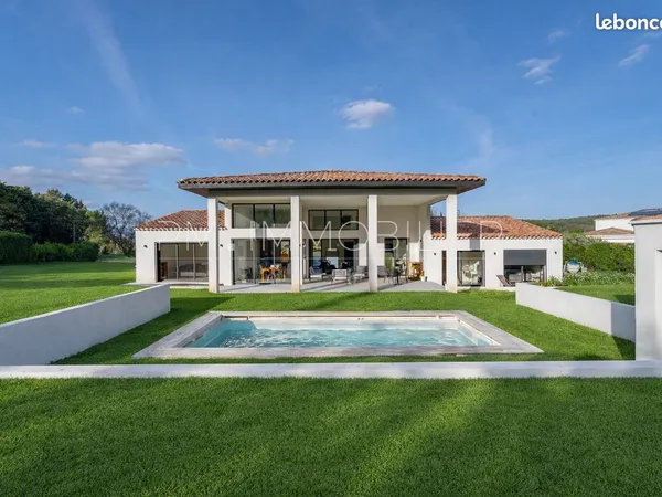 Villa 6 pièces 234 m² 