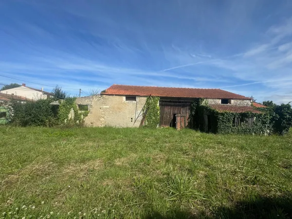 SAINT-PIERRE D'OLERON, TERRAIN DE 715m² clos AVEC GRANGE 