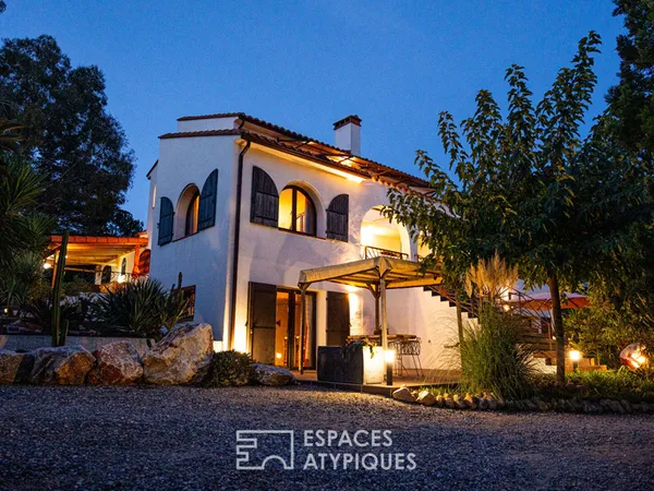 Belle villa à l'esprit hacienda méditerranéen, nichée dans son écrin de verdure à deux pas de 