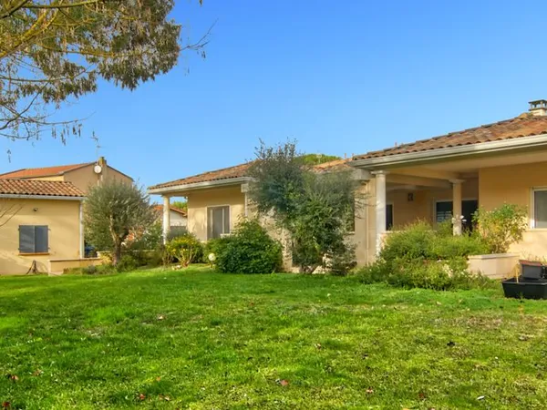 Villa de plain-pied 132 m², 3 chambres et 1 bureau, piscine, garage 2 véhicules, studio. Terrain 