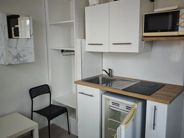 Petit studio rénové au pied du métro 