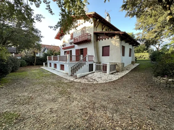 Villa au Pyla, sur un terrain rare d'environ 2000 m². 