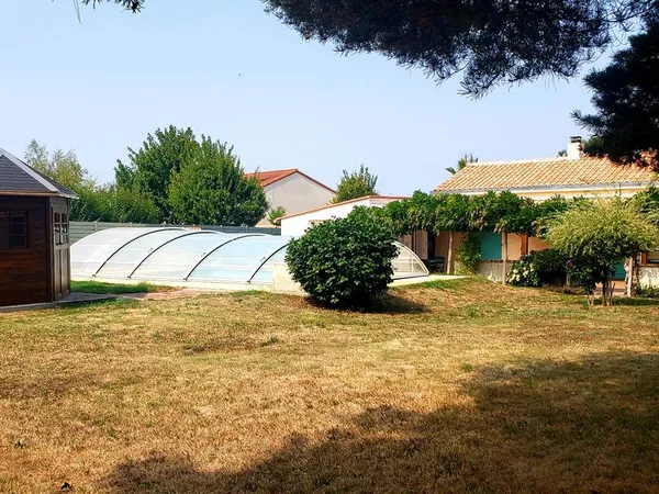 Maison 6 pièces avec piscine couverte 