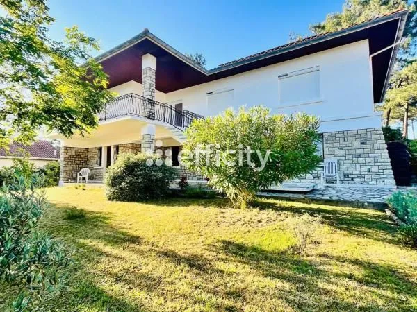 Villa 8 pièces 205 m² 