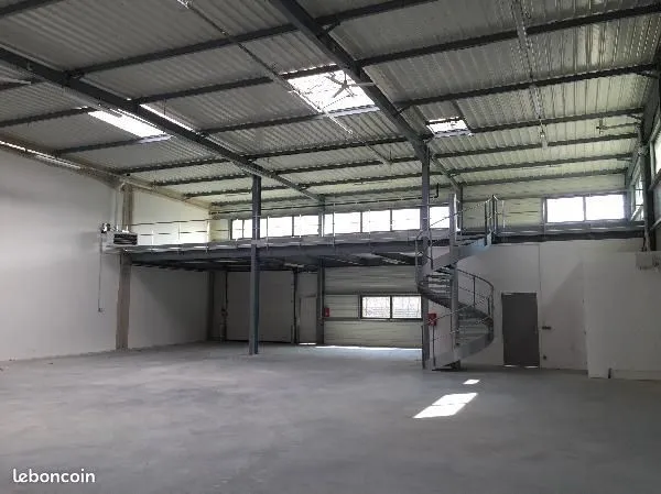 Local d'activité 258 m² 