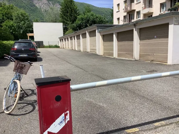 Très grand garage au coeur du quartier Doyen Gosse 